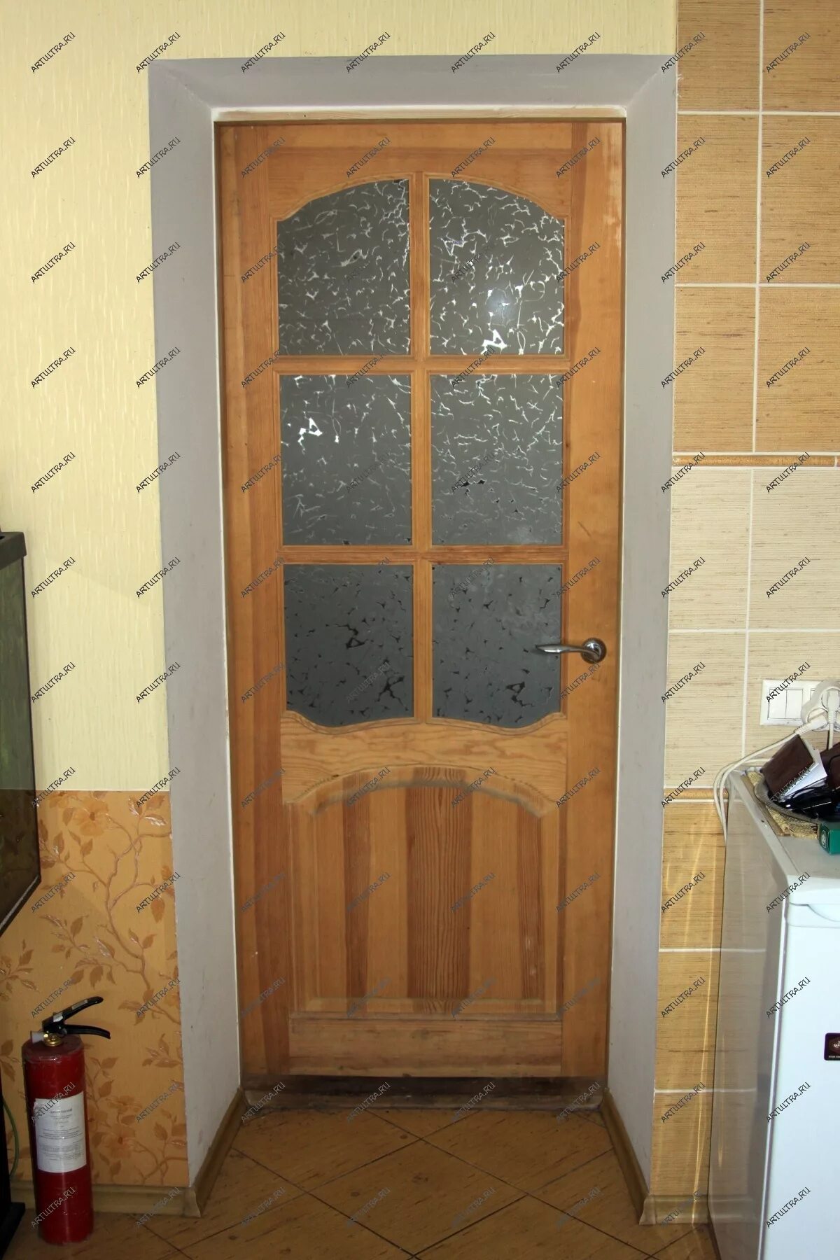 Межкомнатные двери на кухню. Деревянная дверь со стеклом. Кухня у входной двери. Дверь на кухню со стеклом