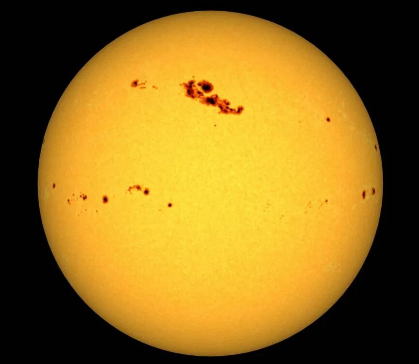 Самые большие солнечные пятна. Пятна на солнце. Темные пятна на солнце. Пятна в фотосфере солнца. Фотосфера солнца солнечные пятна.