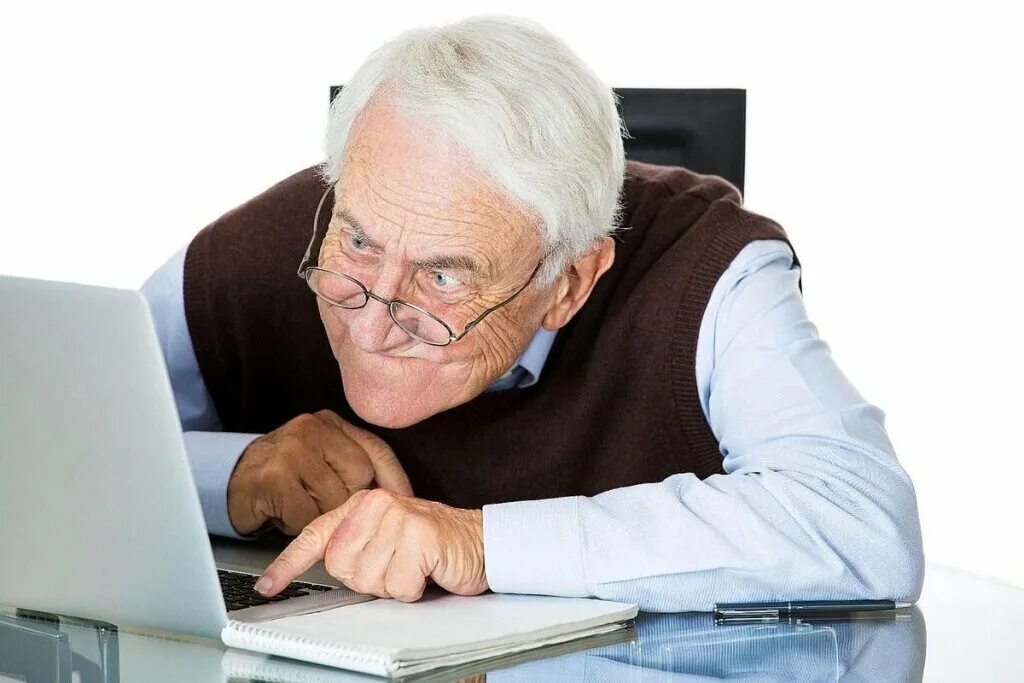 Пенсионер. Пожилой человек за компьютером. Пожилые люди за компом. Пенсионеры и компьютер.