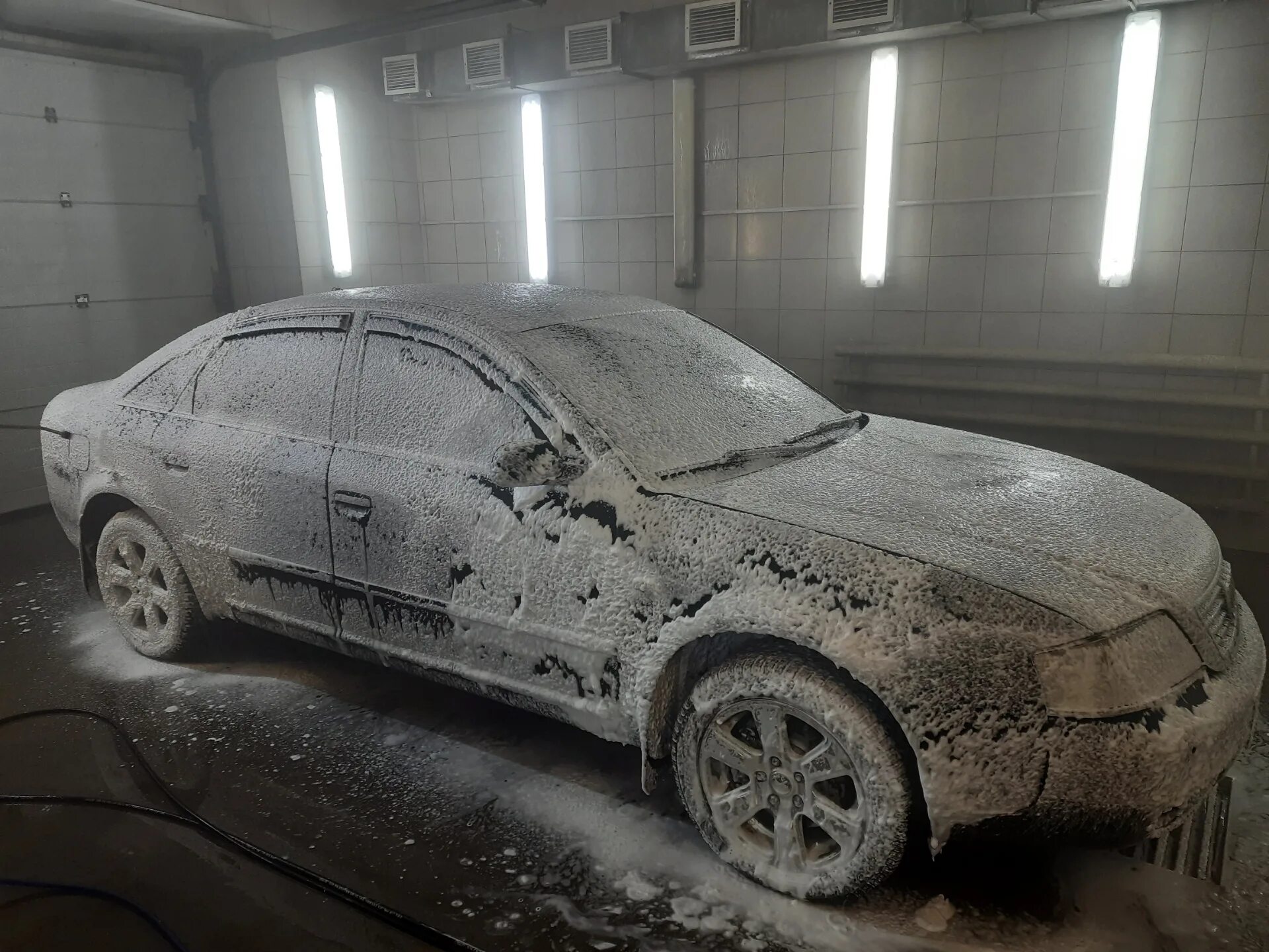 Покраска авто зимой. Мойка авто зимой. грязь на машине зимой на мойке. замерзла пена на мойке.