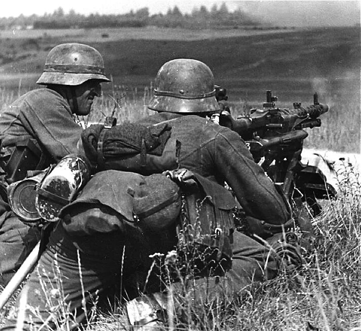 Mg42 Ostfront. Пехота вермахта на Восточном фронте. Солдаты вермахта на Восточном фронте. Немецкие пулемётчики второй мировой войны.