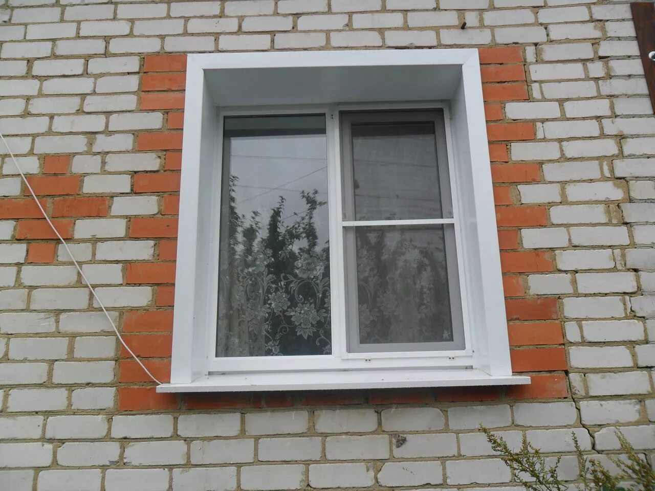 Металлические откосы на окнах наружные. Наружные откосы Вельтпласт. Обналичка на окна в кирпичном доме. Окна без откосов снаружи. Обналичка на окна пластиковые.