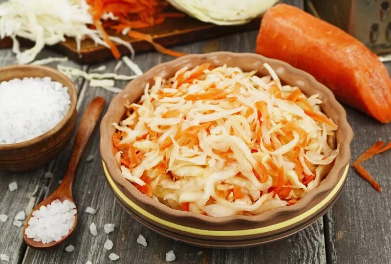 Квашеная капуста есть на ночь. Sauerkraut – квашеная капуста.. . Шома капуста (квашеная капуста). Квашеная капуста на тарелке. Капуста квашеная с морковью на тарелке.