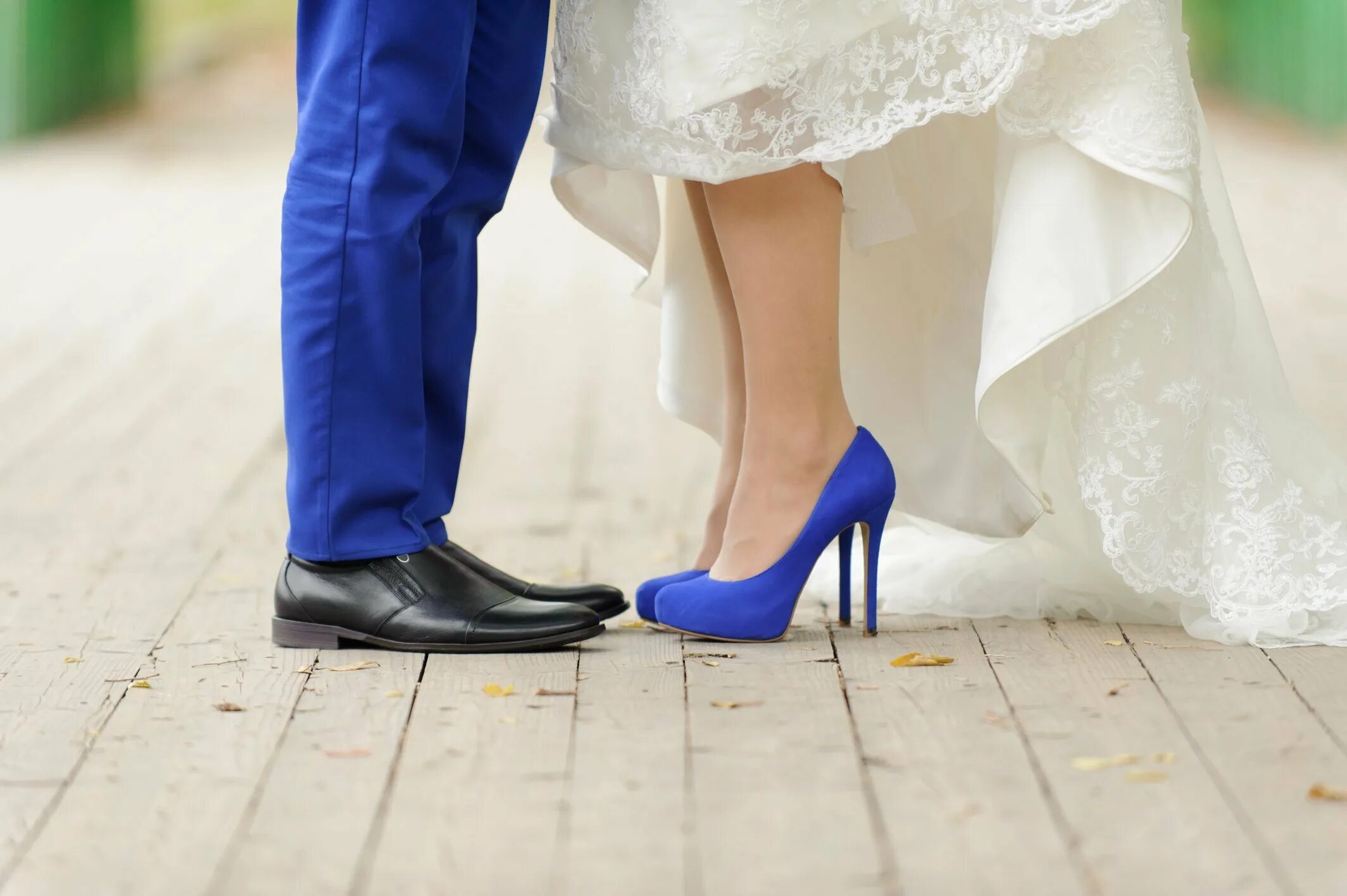 Заметив брак. Свадебные туфли. Обувь для жениха и невесты. Свадебные туфли синие. Свадебное платье с синими туфлями.