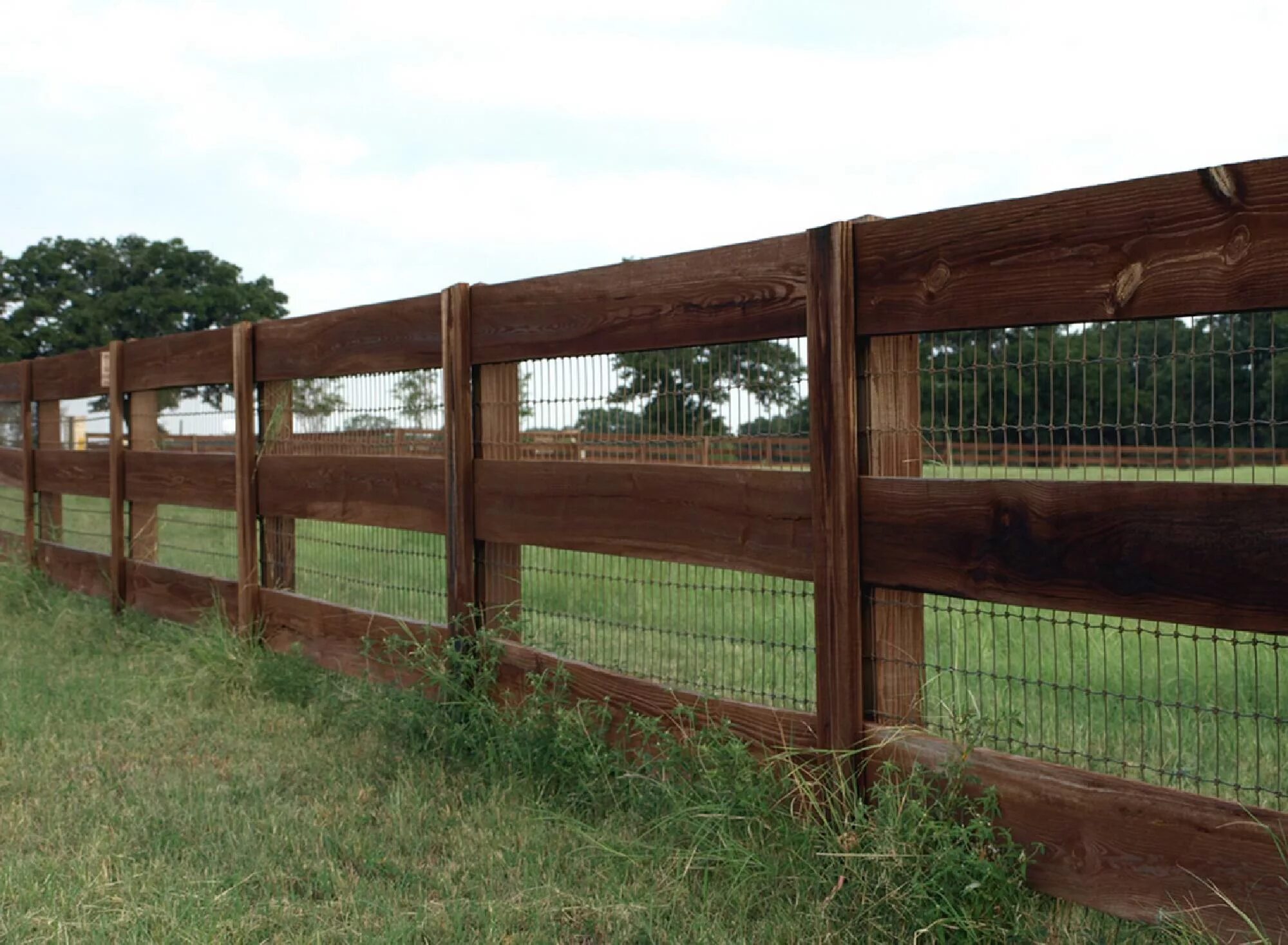 Заборы в мытищинском районе. Забор ранчо Техас. Ранчо Америки забор. Секции Техас 3000 ограждение фермы. Деревянный забор.
