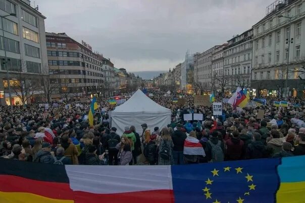 Жители Праги. Протесты в Праге. Митинг в Праге. Против войны с Украиной. Новости украины сегодня иносми