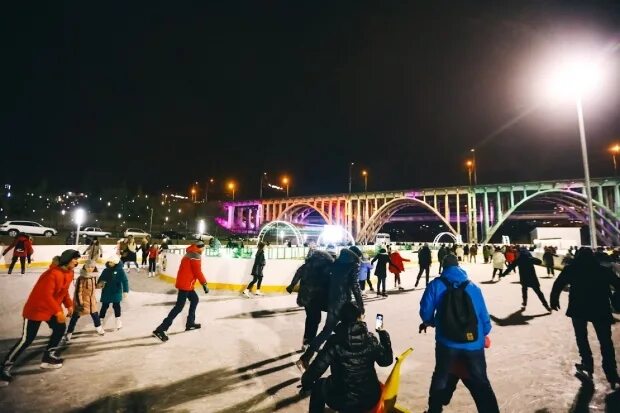 Каток в пойме царицы Волгоград. Каток Волгоград в пойме реки царица. Каток Волгоград в пойме. Каток на набережной Волгоград.