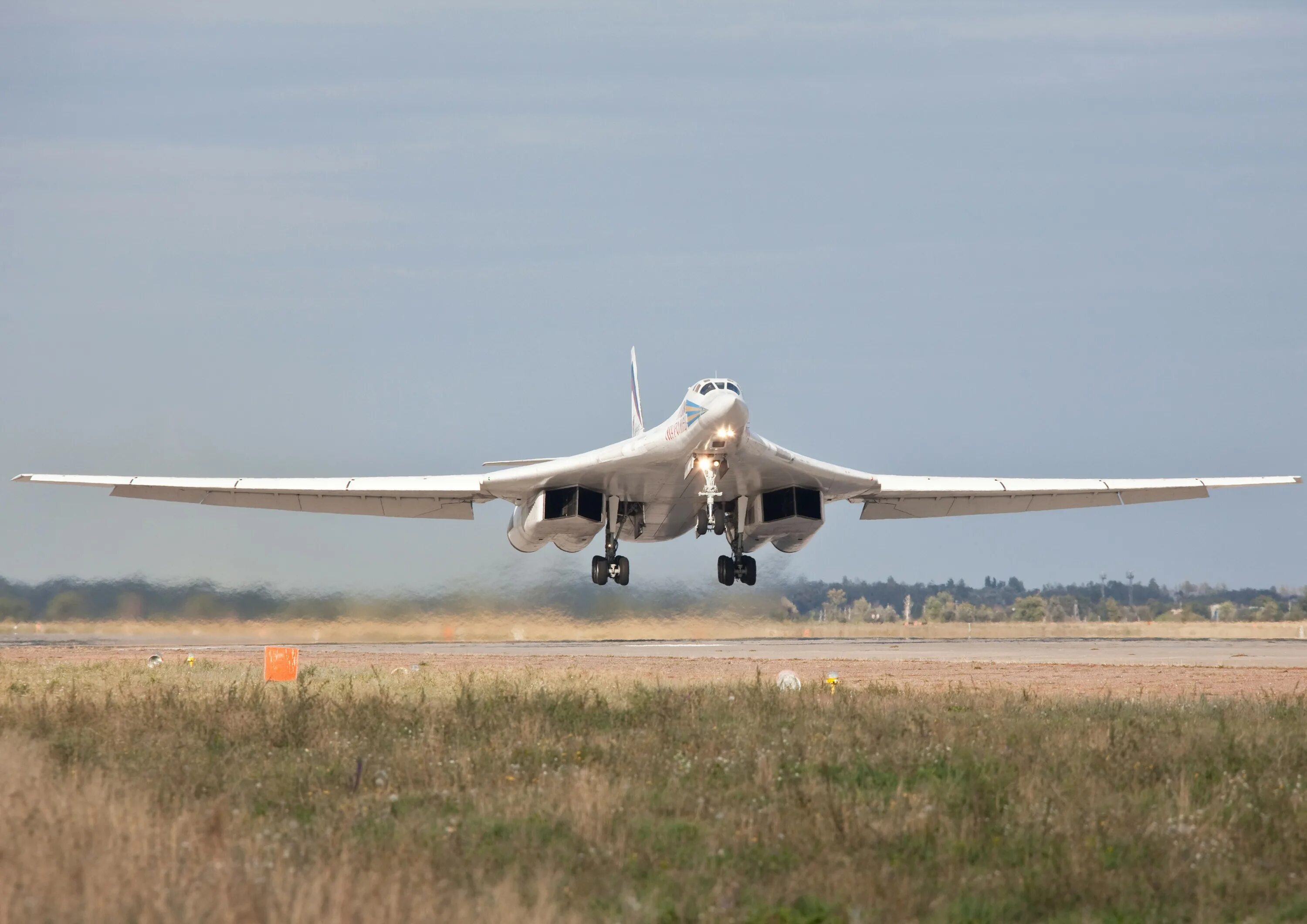 Ту-160м бомбардировщик белый лебедь. Туполев ту 160. Tupolev tu-160. Ту-160 сверхзвуковой самолёт.