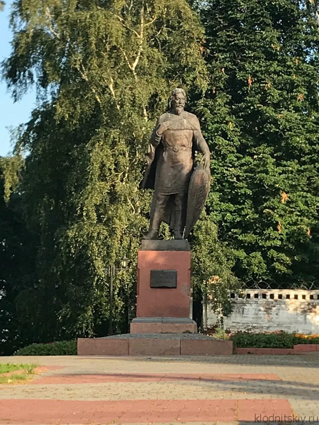 Святая троица ярославль памятник. Памятник в ярославле на набережной. Памятник волкову в ярославле. Камень в ярославле памятник. Ярославль недорогие памятники.
