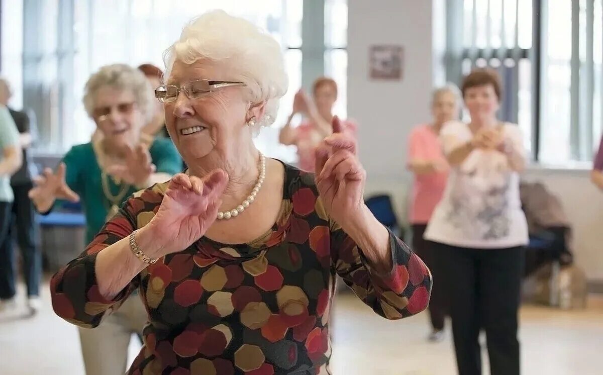 Пожилые люди. Танцы для пенсионеров. Танцы для пожилых. Танцы для пожилых женщин.