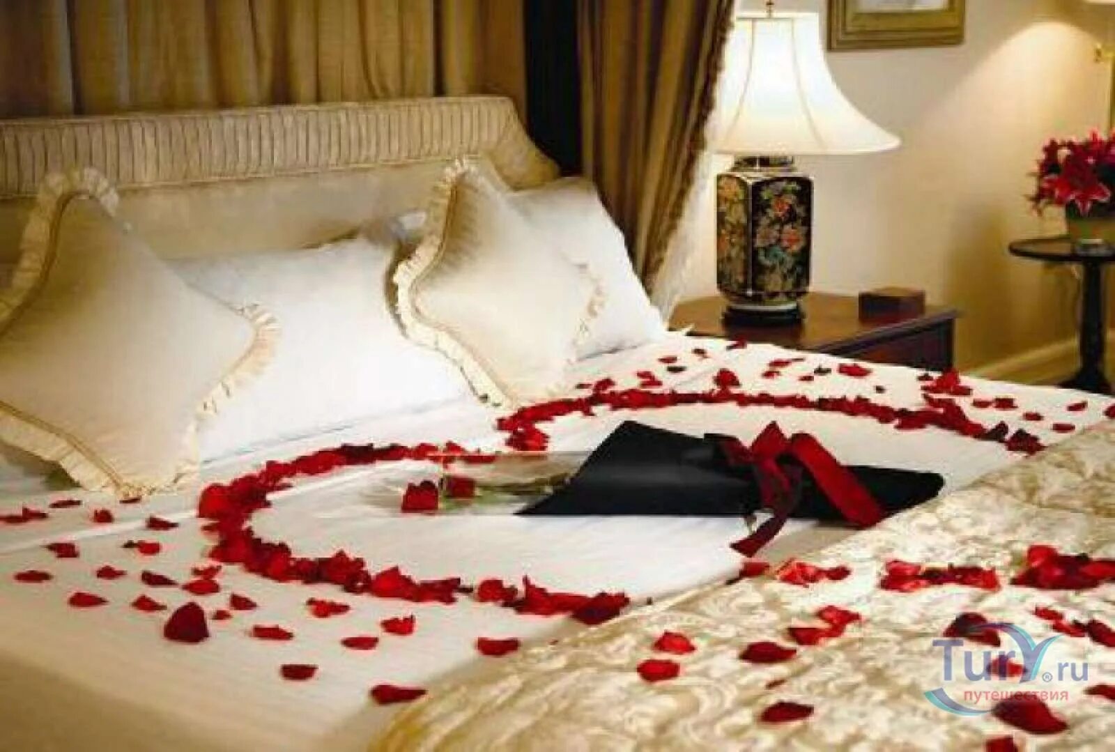 Романтичная постель. Украшение комнаты для романтического вечера. Спальня для новобрачных. Романтическая обстановка в комнате. Украшение номера для новобрачных.