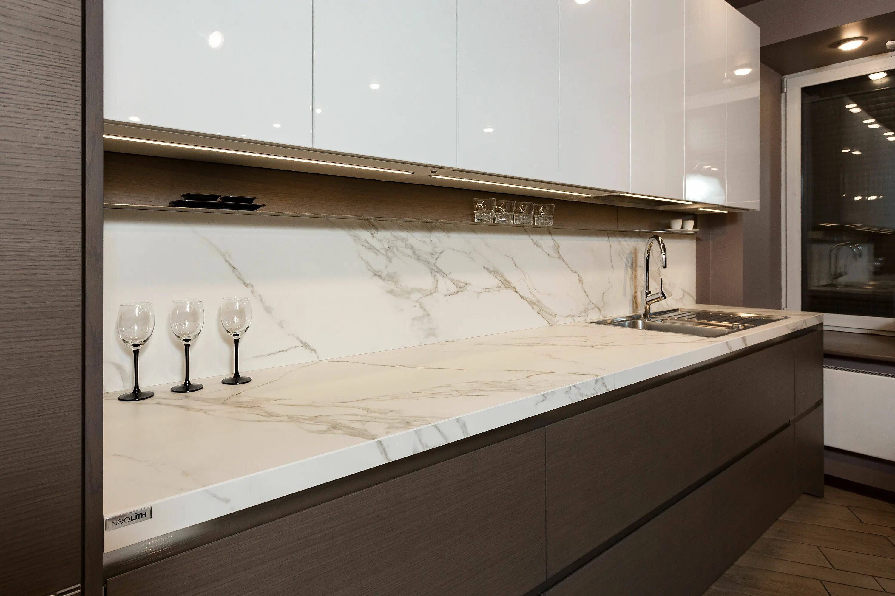 Столешница из камня спб. Neolith керамогранит Calacatta. Avant Quartz 7070 Калакатта Версаль. Калакатта амнис Технистоун. Столешница для кухни мрамор.