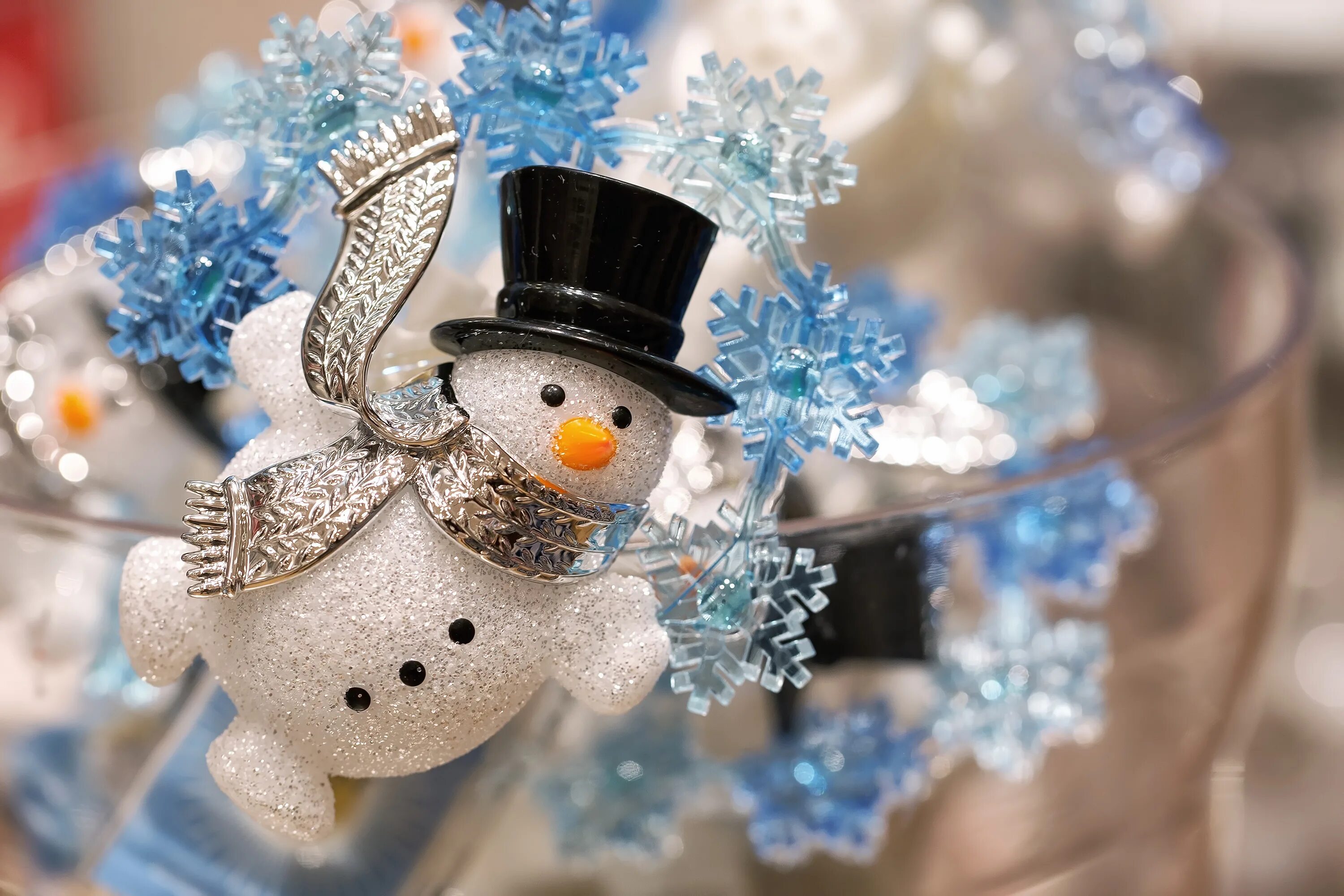 Новый год добрая картинка. Снеговик. Снеговик и новый год. Обои Снеговик. Новогоднее украшение Снеговик.