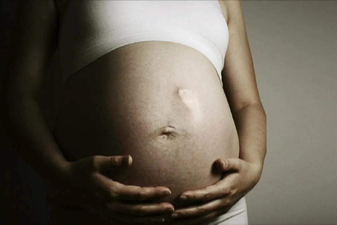 На что похожи первые шевеления. Малыш в животике. Ребёнок на 35 неделе беременности в животе. Шевеления ребёнка в животе.