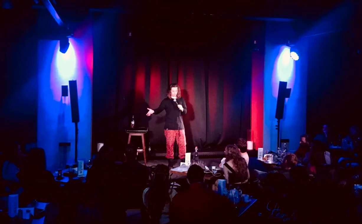 Коин эвент холл. Coin event hall стендап зал. коин ивент холл. coin event hall фото зала stand up. чермен качмазов и ариана лолаева.