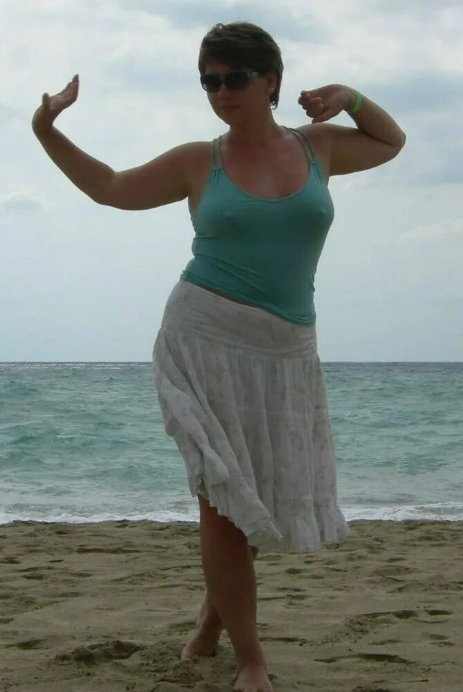 красивое белье для полных. модель плюс-сайз эшли грэм. эшли грэм (ashley graham). джордан карвер в халате. дениз милани в халате.