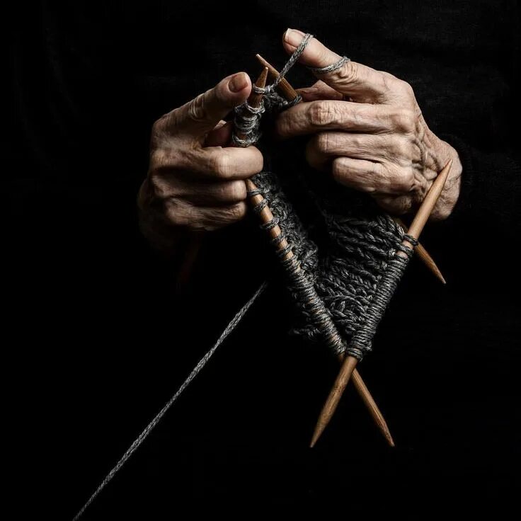 Knitting hands. Вязальные спицы в руках. Руки вяжут. Старые вязальные спицы. Вязание спицами руки.