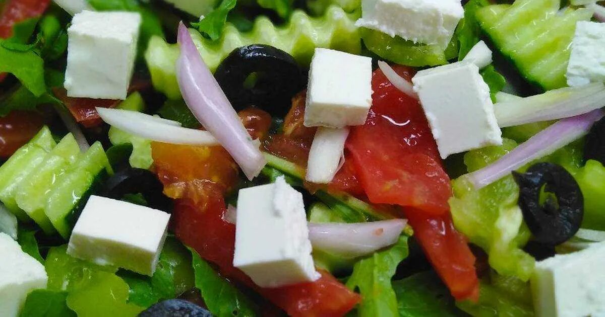 Греческий классик. Греческий салат. Салат греческий классический. Греческий салат в Греции. Греческий салат из баклажанов.