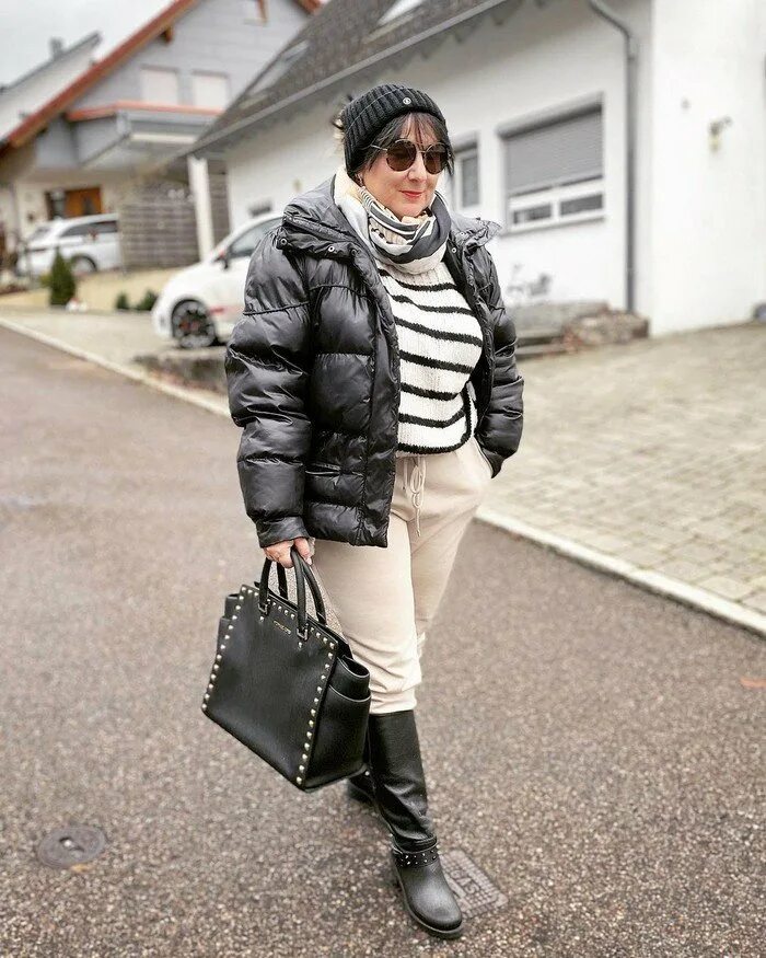 Стрит стайл 2020 черный пуховик. Стеганый жилет стрит стайл. Пуховики оверсайз 2022 женские зима. Пуховик с белой рубашкой. Образы с пуховиками для женщин 50+.