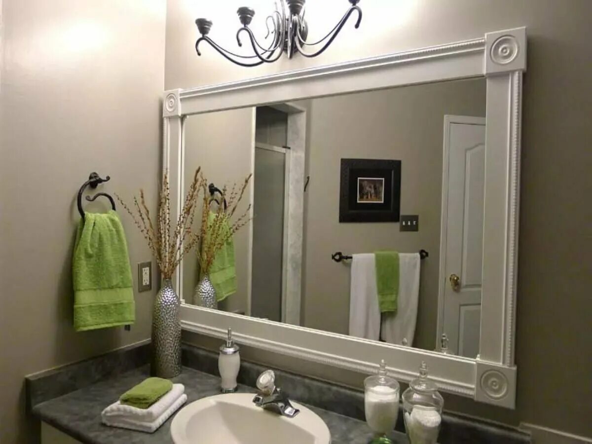 В ванной комнате установлен. Красивое зеркало в ванной. Декор над зеркалом в ванне. Декор ванной комнаты с большим зеркалом. Декорирование зеркального шкафа в ванной.