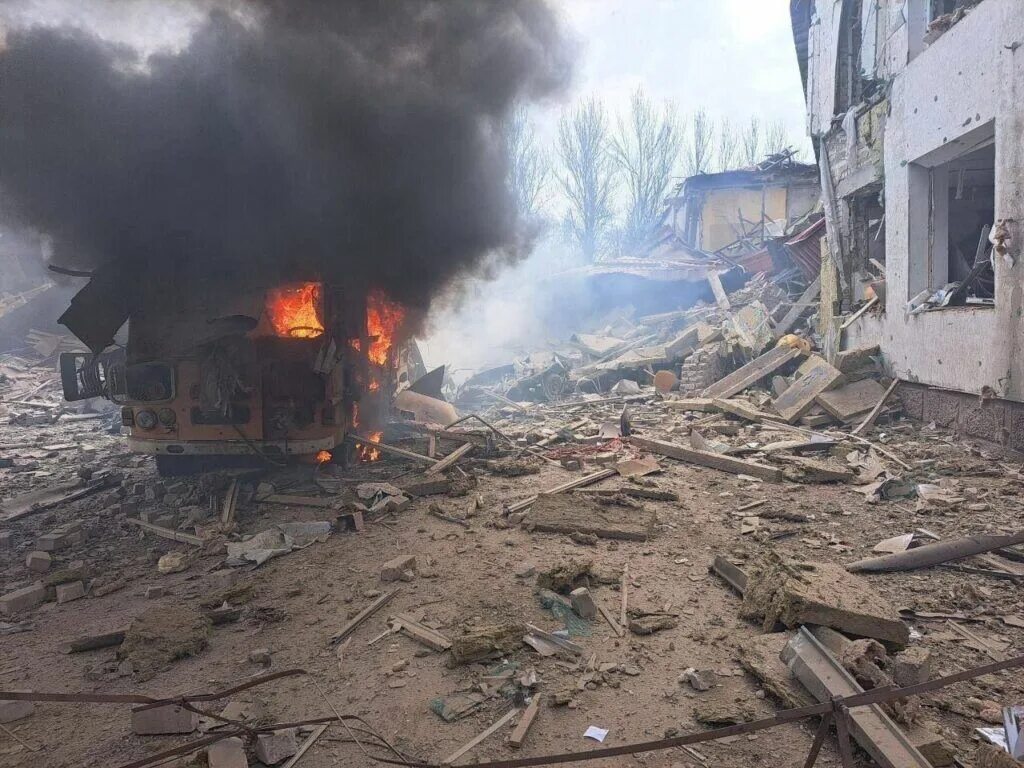 Орехово запорожская область новости. Взрыв здания. Разрушенный город. Разрушенное здание. Разрушенный дом.