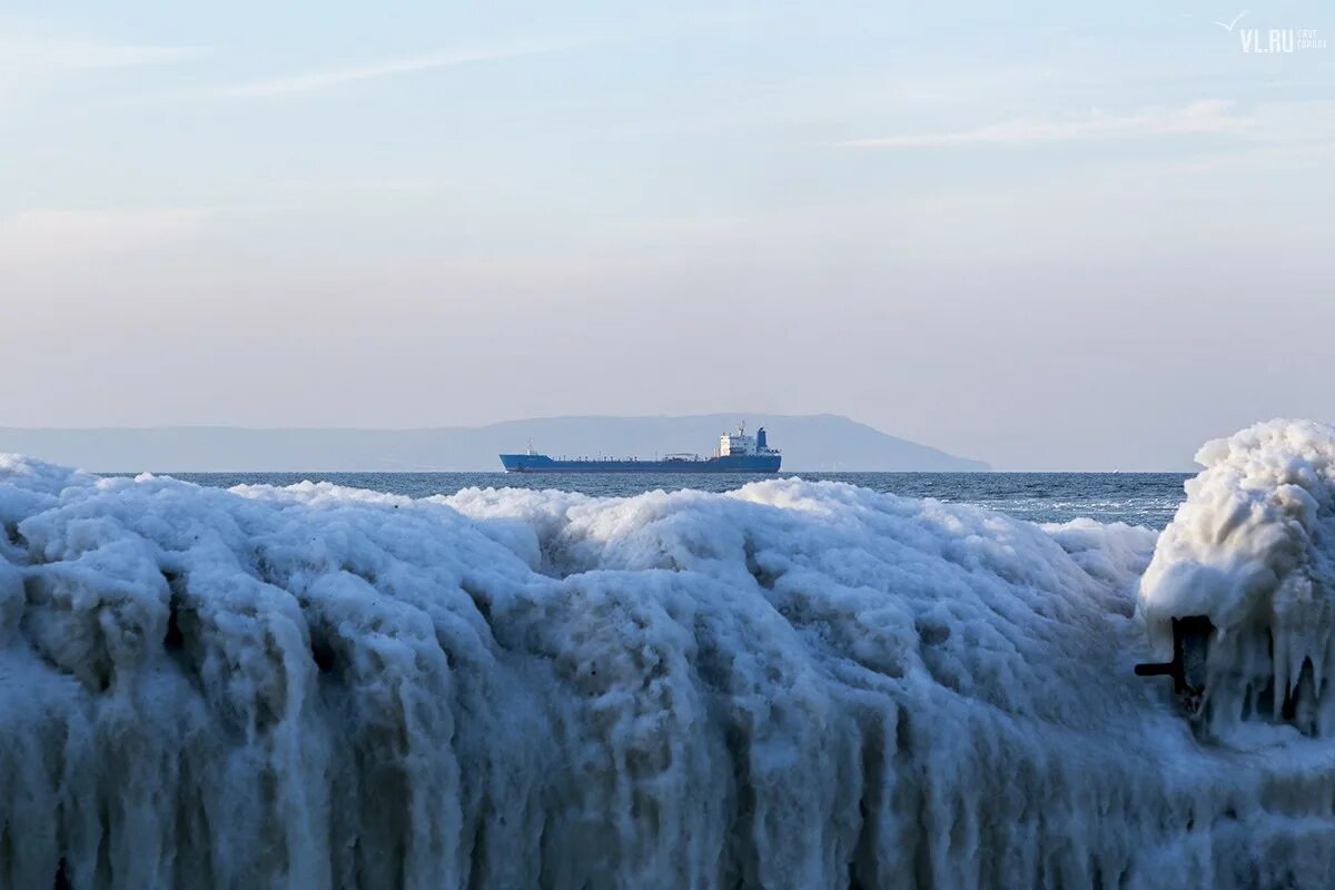 Сильный северный. Зимнее море Владивосток. Замерзшее море Владивосток. Владивосток океан зимой. Океан зимой замерзает.