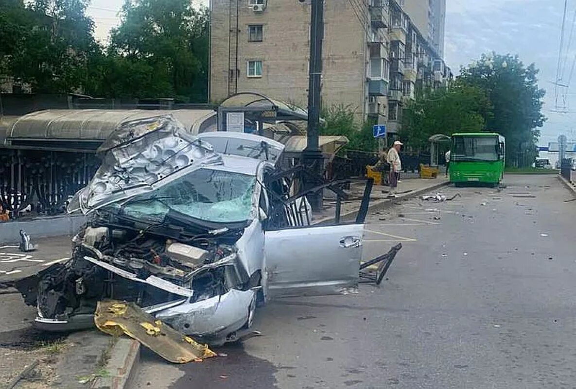 Хабаровск что случилось. ДТП В Хабаровске за вчерашний день. Остановка Павленко Хабаровск. Авария в Хабаровске сегодня утром.