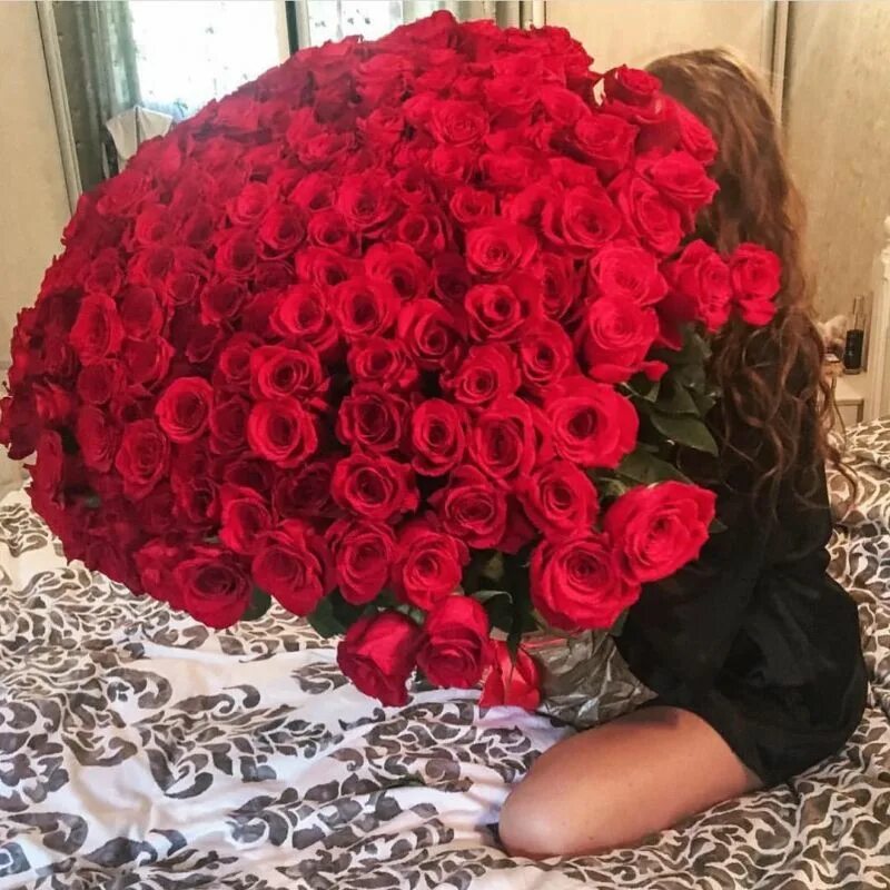 Rose8flower. Девушка с букетом роз. Красивые большие букеты. Огромный букет цветов. Шикарный букет роз.