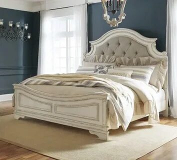 Bedroom deluxe apartment king bed перевод