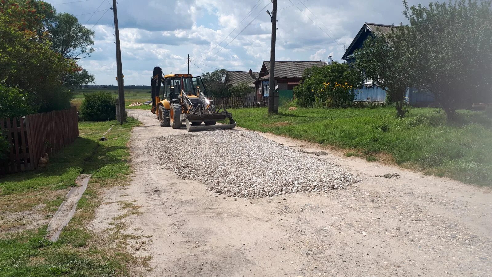 Село щебень. Щебенение дороги. Грейдирование и отсыпка щебнем. Щебень для деревенских дорог. Грейдирование дороги.