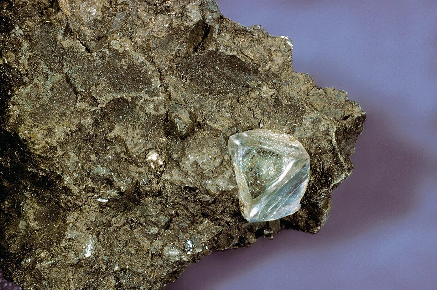 Алмазы какое ископаемое. Кимберлит минерал. Кимберлит алмазоносный. Алмаз руда Кимберлит. Алмазная порода Кимберлит.