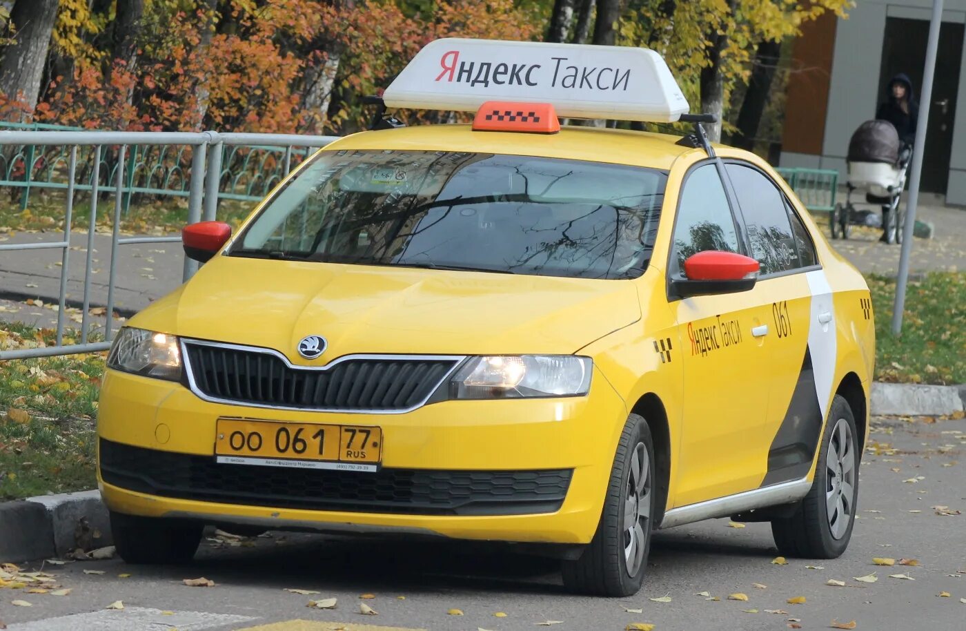 Желтая такси телефон. Skoda Octavia Taxi. Шкода Рапид такси. Машина Шкода Рапид 2021 такси. Желтый Skoda Rapid Taxi.