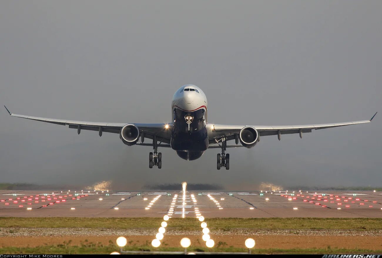 Airbus a330 взлет. Взлет самолета сзади. Airbus a380 трап. Аэробус а330 грузовой