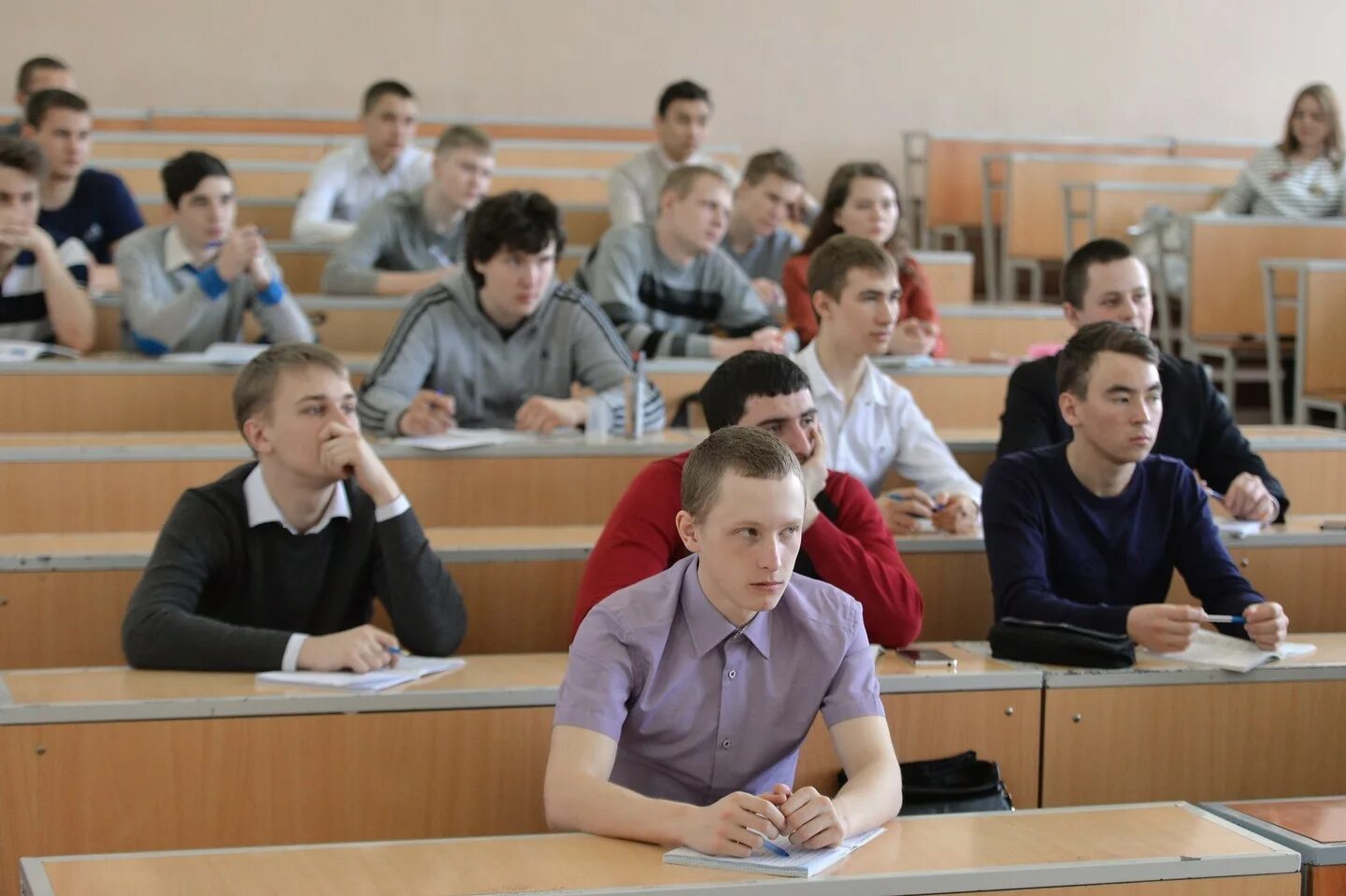 Студенты в вузе. Университеты России студенты. Высшего образования в России. Студенты колледжей и вузов.