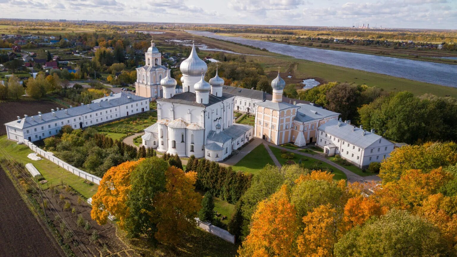 Варлаамо хутынский монастырь сайт. Хутынь Великий Новгород монастырь. Варлаамо-Хутынский монастырь Великий Новгород. Варлаамо-Хутынский Спасо-Преображенский женский монастырь. Спасо-Преображенском соборе Варлаамо-Хутынского монастыря.