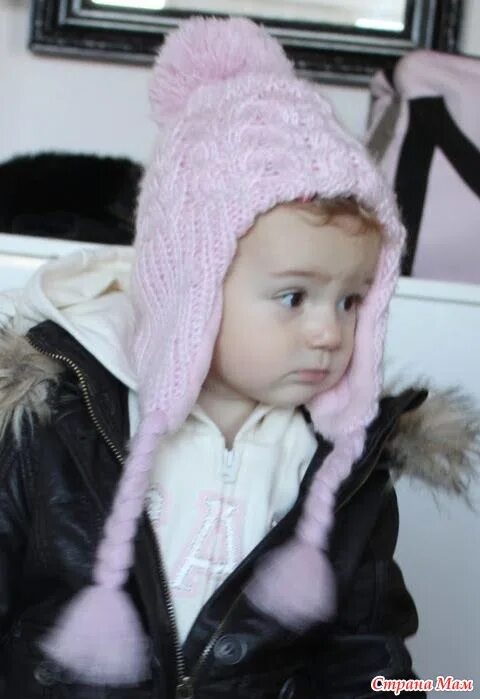 Шапка с длинными завязками. Tavitta шапка серая зимняя с тремя натуральными помпонами "косы". Девушка в шапке с ушками. Шапка с ушками длинными для девочки. Шапка с косичками детская.