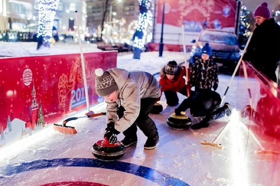 Рождественский керлинг. Улица школьная москва керлинг. Кёрлинг на школьной улице. Путешествие в рождество керлинг. Гум каток строительство.