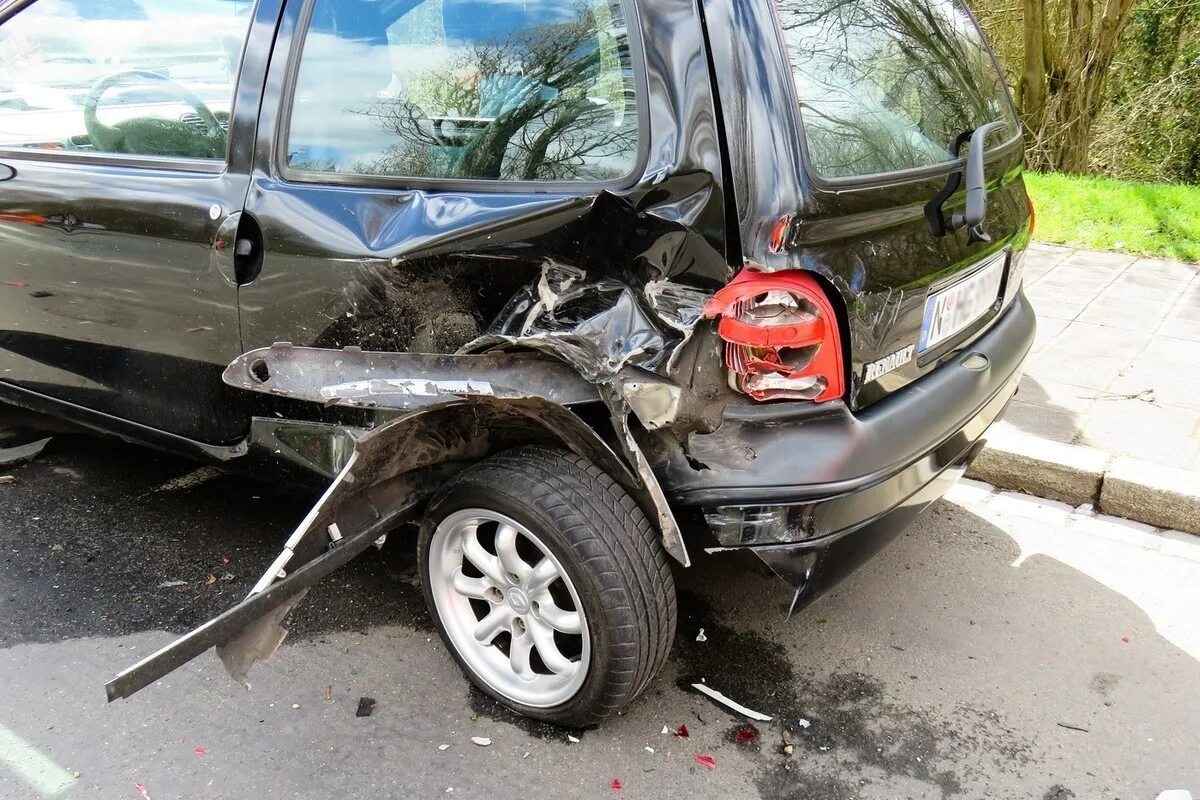 Автомобили после аварии. Повреждение автомобиля. Повреждение транспортных средств.