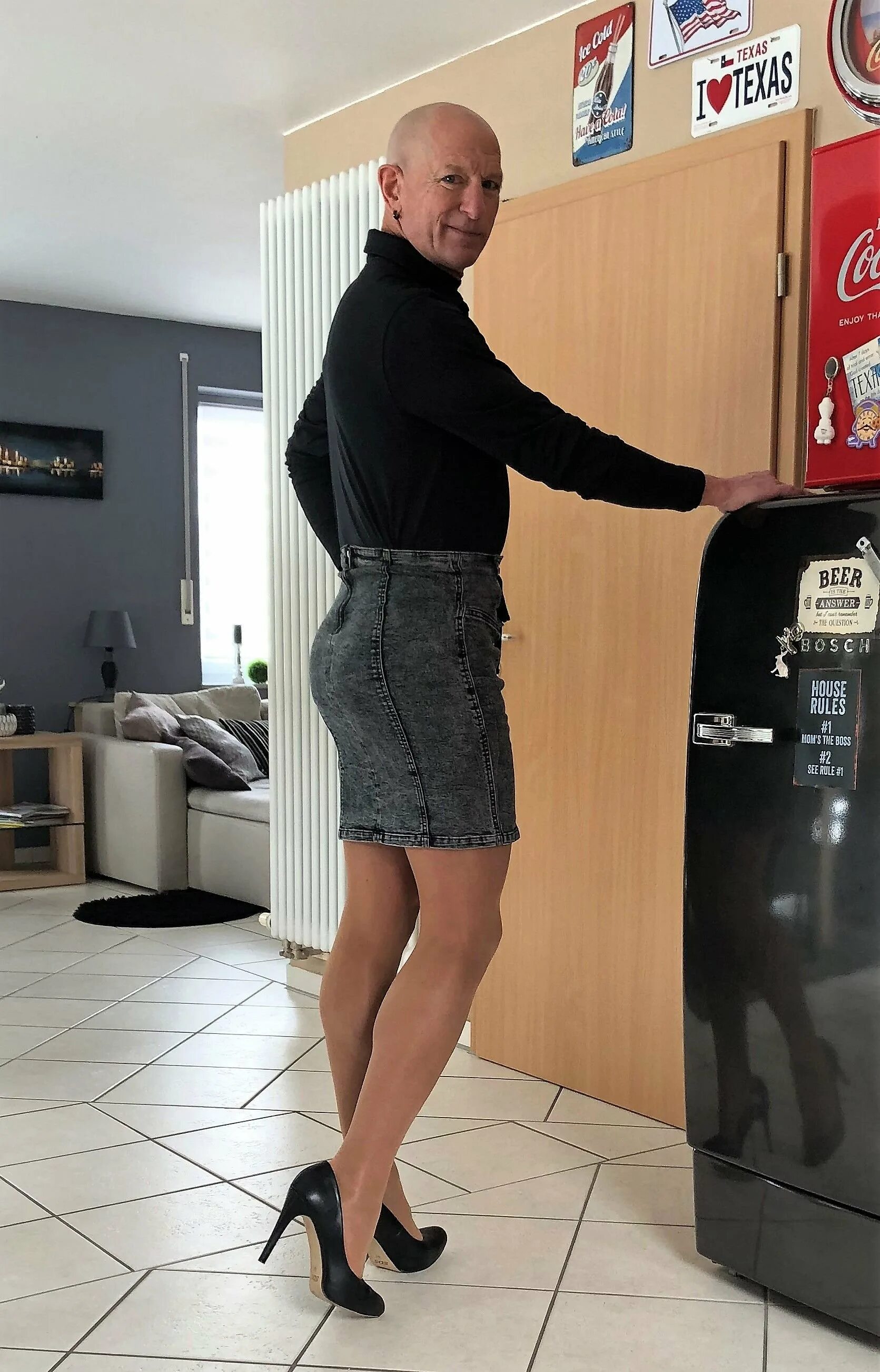 Парень на каблуках. Парень на каблуках в юбке. Марк брайан мужик в юбке. Парни на высоких каблуках. Парень на каблуках в юбке.