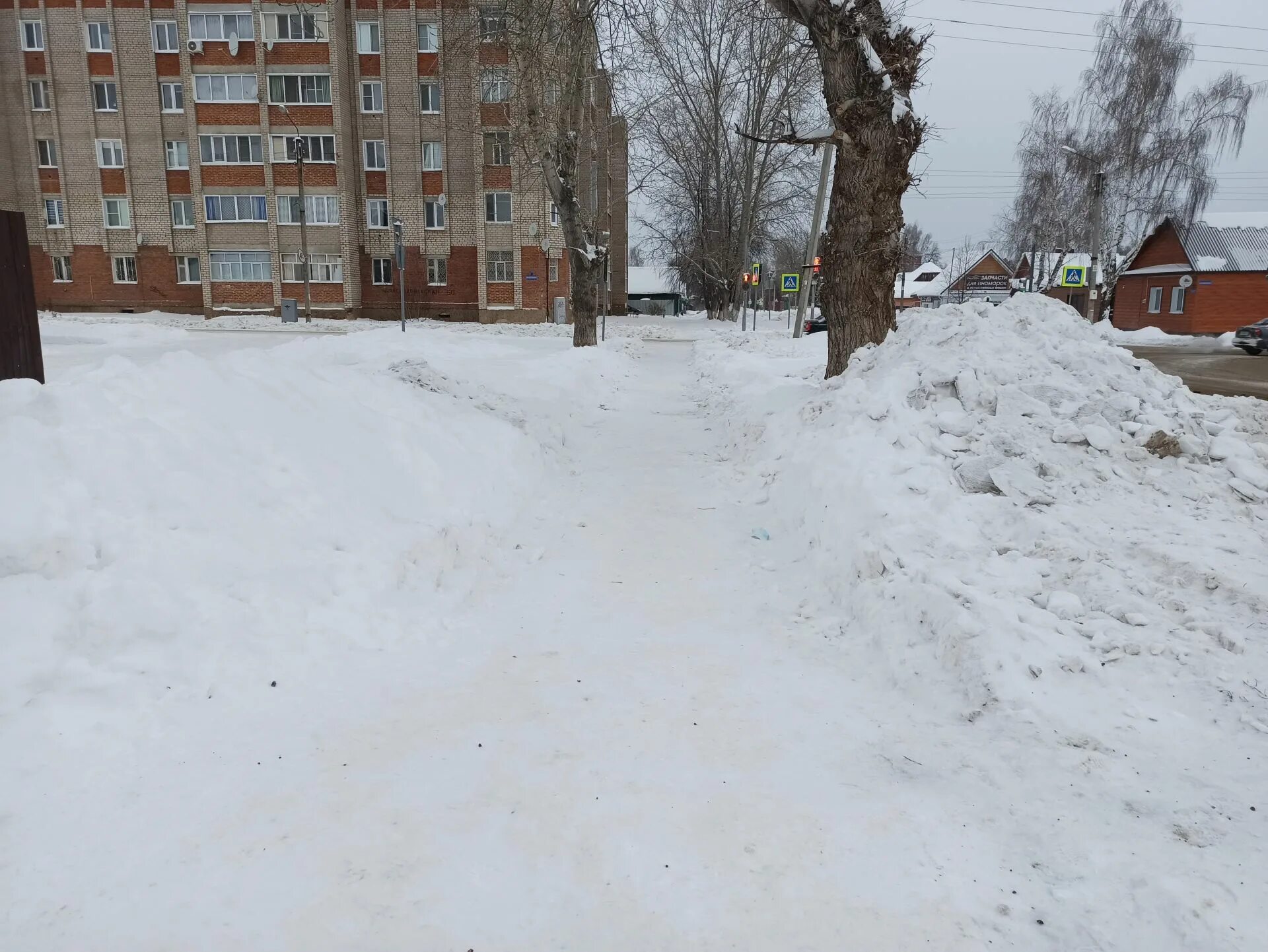 Дороги не чистят от снега. Очистка сельских дорог от снега в деревне. Чистка дороги от снега в Ямбирно. Не чищена детская площадка от снега. На Лихоборской набережной почистили от снега детскую площадку.