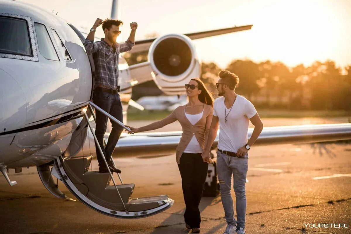 Путешествие на самолете. Самолет с пассажиром. Салонтсамолета с пассажипраи. Авиа люди. Мужчина и женщина в самолете.