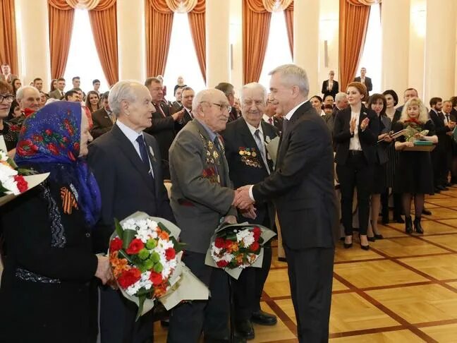 Гвоздики ветеранам. Вручение ветеранам. Дети вручают цветы ветеранам. Медали ветеранов великой отечественной. Вручение наград тружени.