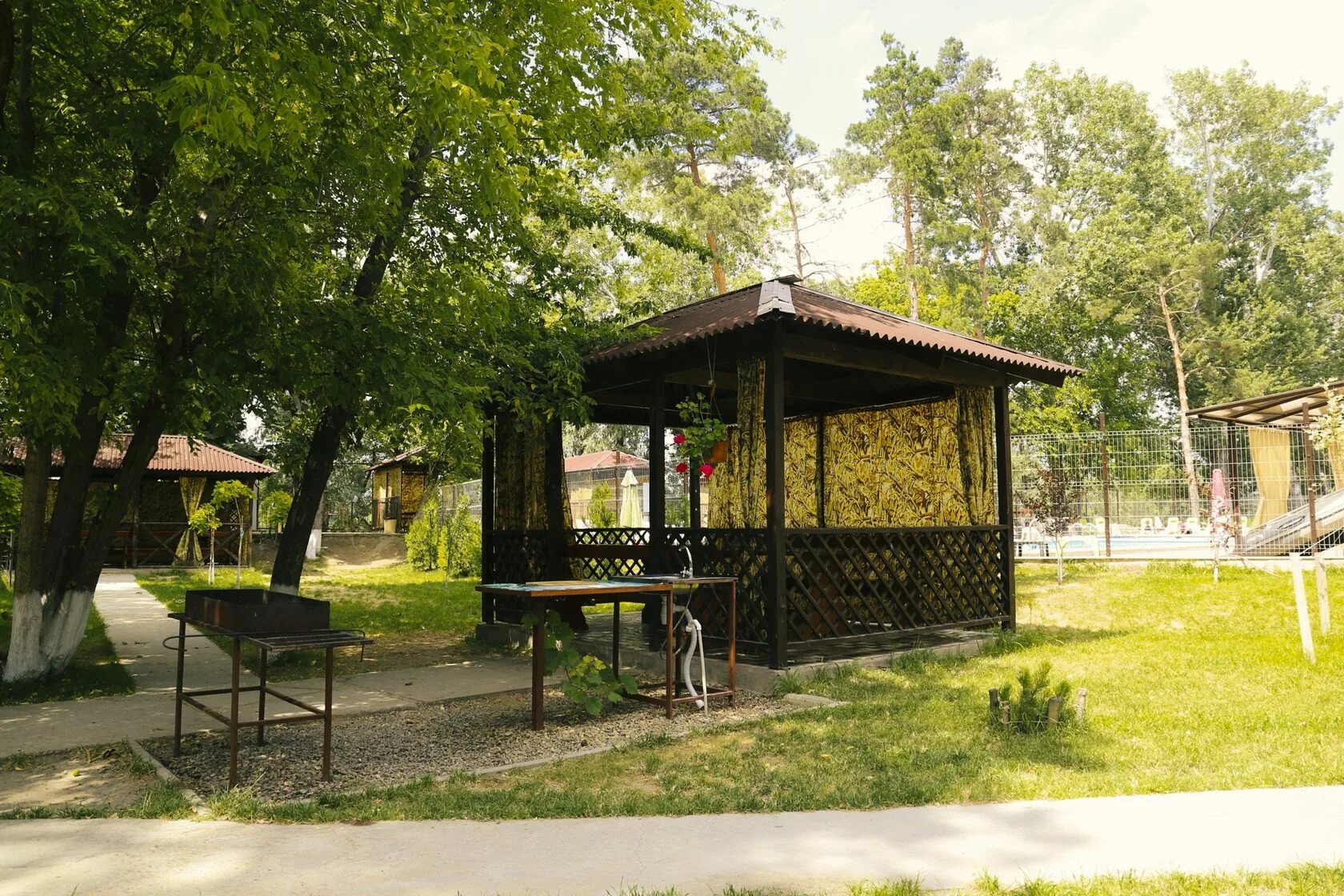 Райский уголок волгоград городищенский. Беседки на территории пляжа. Городищенский пруд волгоград. Райский уголок волгоград городищенский. Пляж райский уголок волгоград.