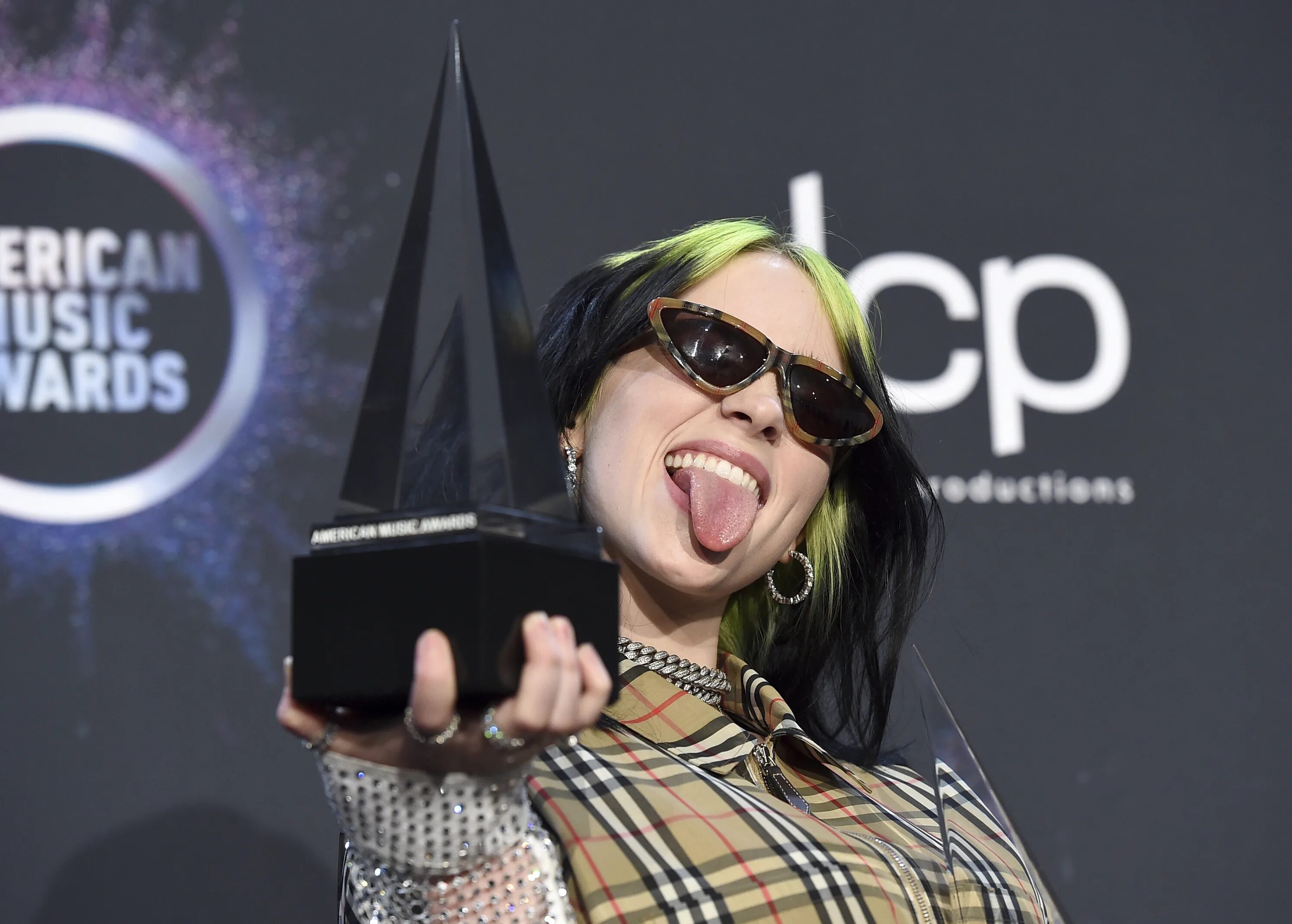Певицы 25 лет. Американская певица билли. american music awards 2019 билли айлиш. американские певицы 2019. популярные американские певицы 2021.