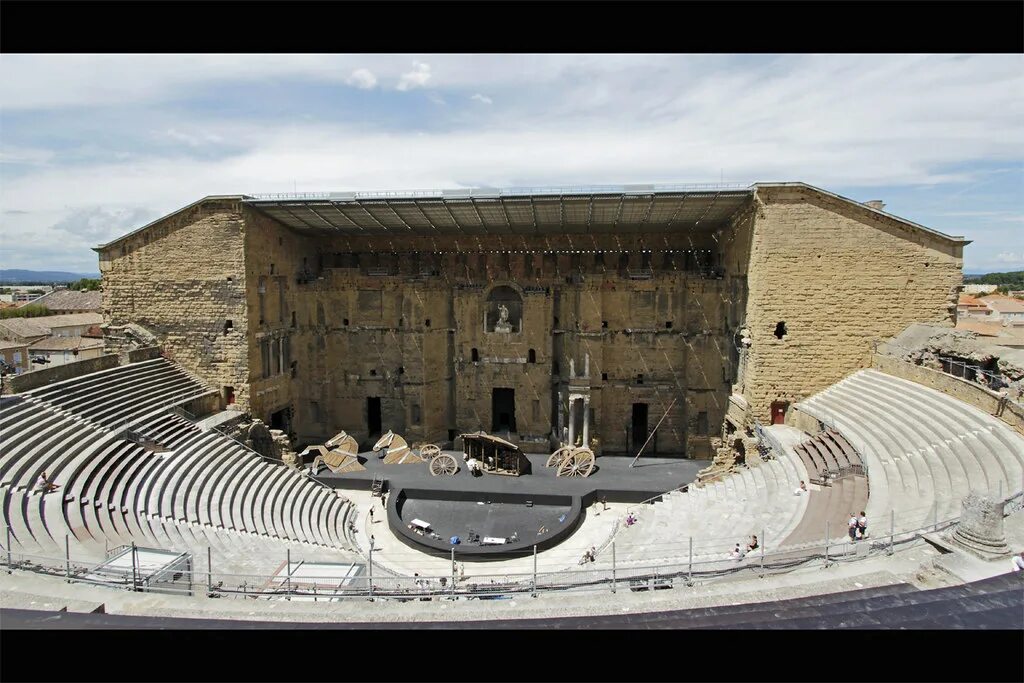 Le theatre. Античный театр в Араузионе оранже. Античный театр d'Orange, Франция. Античный театр в оранже Франция. Античный театр и Триумфальная арка Оранжа.