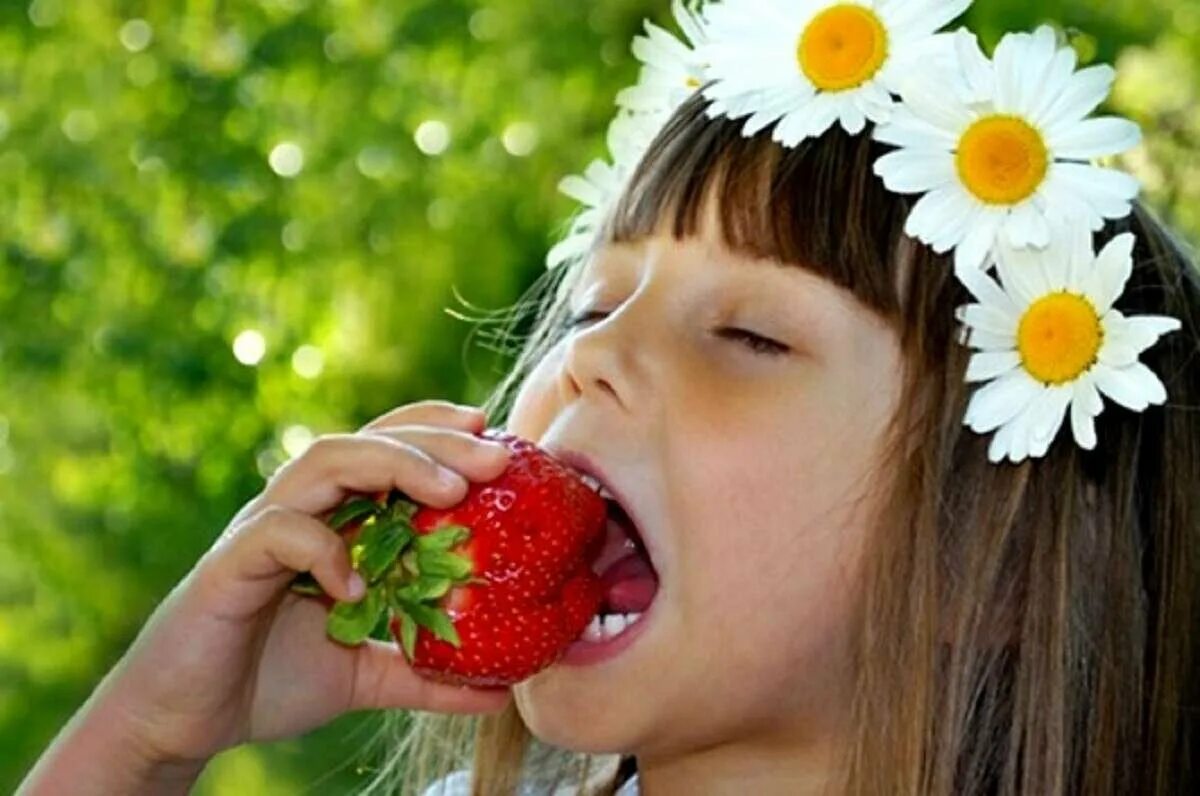 Девочка пробует девочку. Молодая девушка пробует. Кислый вкус. Девочка пробует огромный. Маленькие девочки и банан.