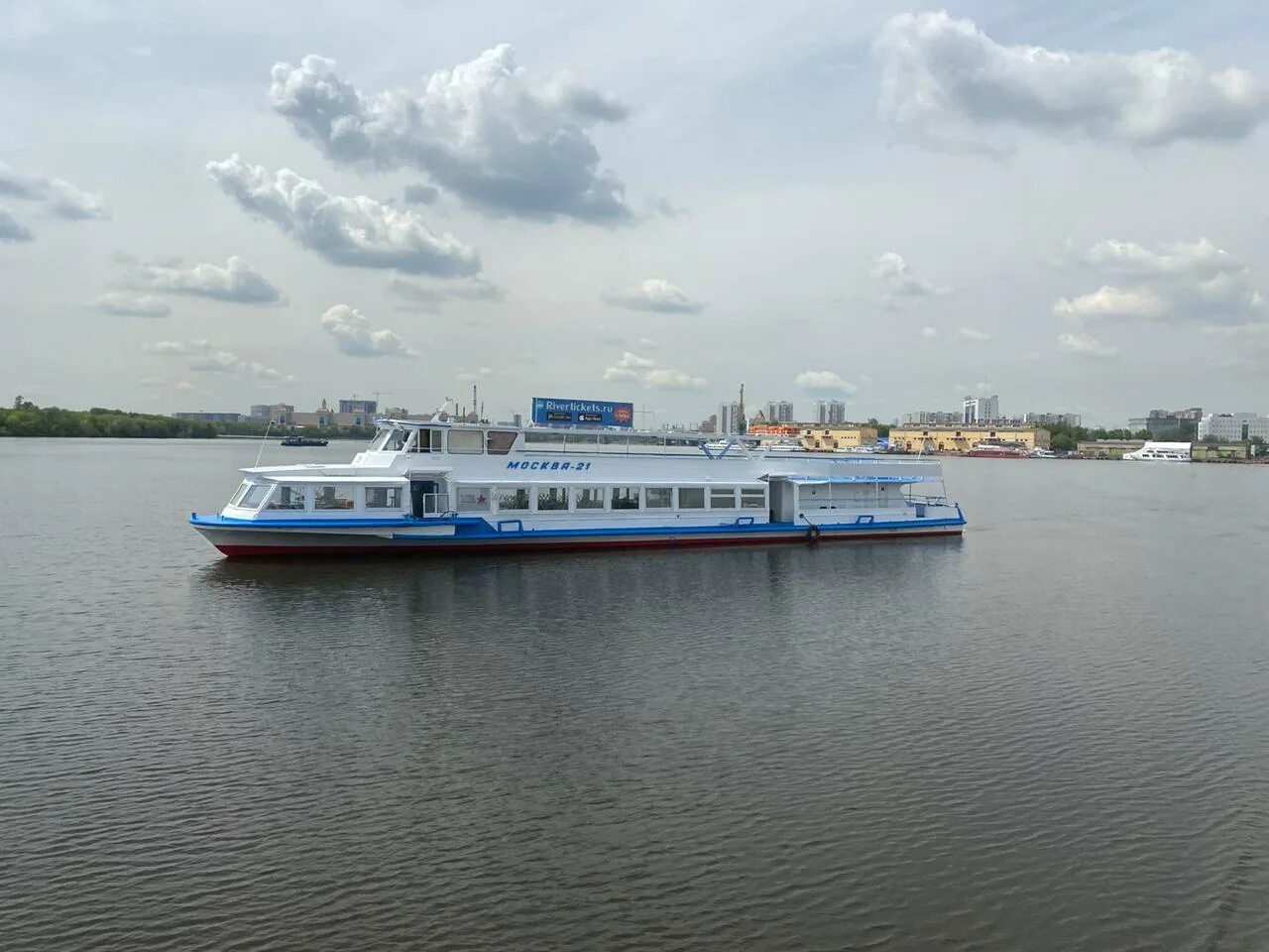 Flyriver москва причал. Нагатинский затон теплоходы. flyriver теплоход. судоходной компании flyriver. воробьевы горы теплоход.