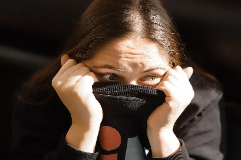 Психотерапевт рассказал. Консультация психолога. Врач и пациент. Мужчина и женщина у психолога. Психолог мужчина.