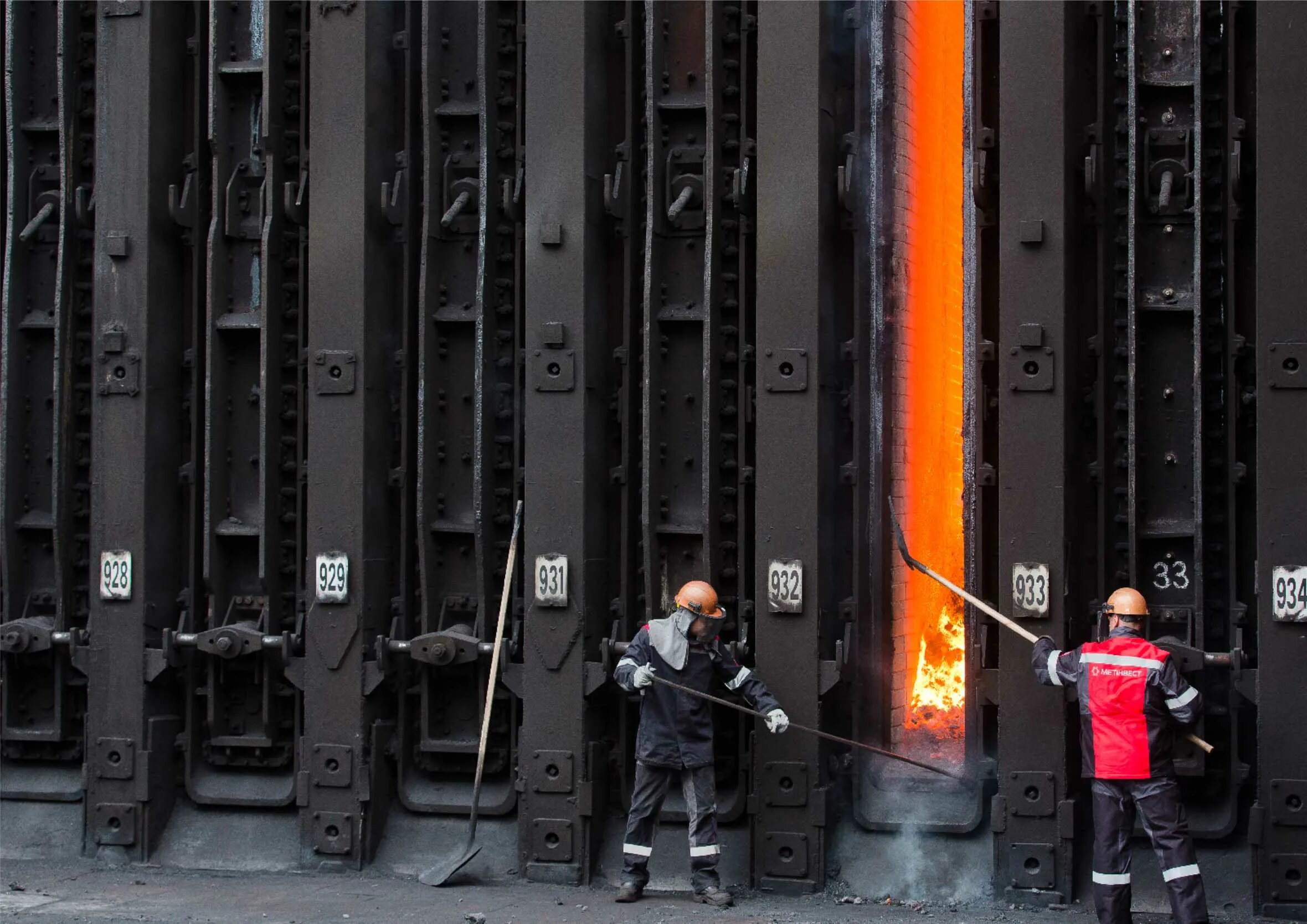 Mining dutch. Завод коксохим в Авдеевке. АКХЗ Авдеевка. Метинвест АКХЗ. Коксовая батарея.