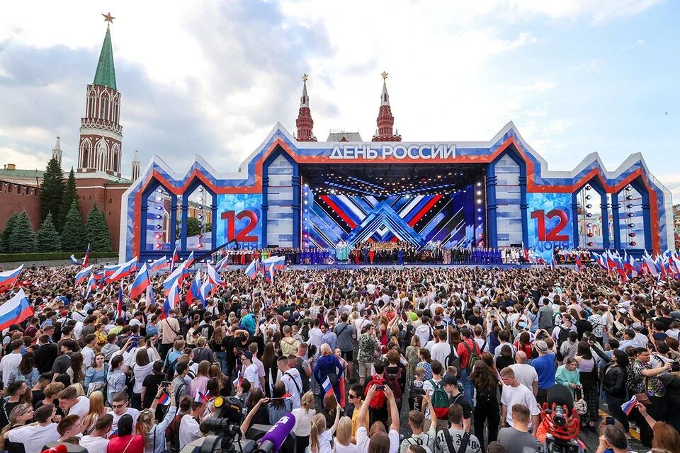 Россия сегодня на весь день. Концерт 12 июня 2022 в Москве на красной площади. Концерт на красной площади 12 июня 2022. Концерт день России 2022 красная площадь. 12.06.2022 Праздник на красной площади.